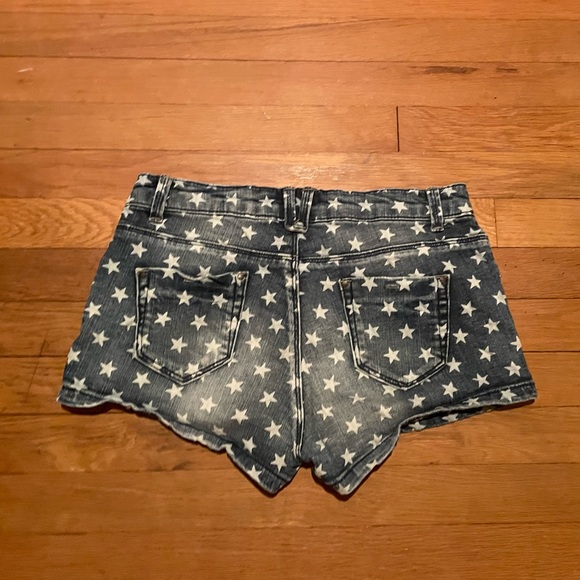 Forever 21 jean shorts with stars size 27 - Picture 2 of 3